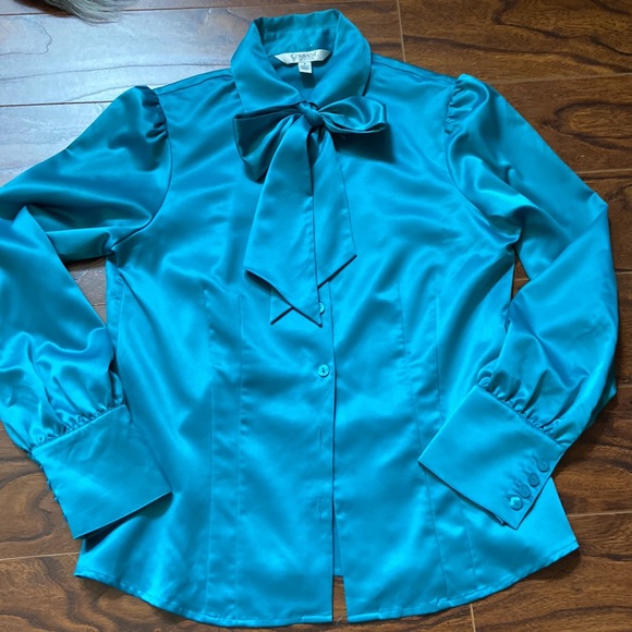 Beautiful Teal coloured satin like shirt in size 8 - Picture 4 of 6
